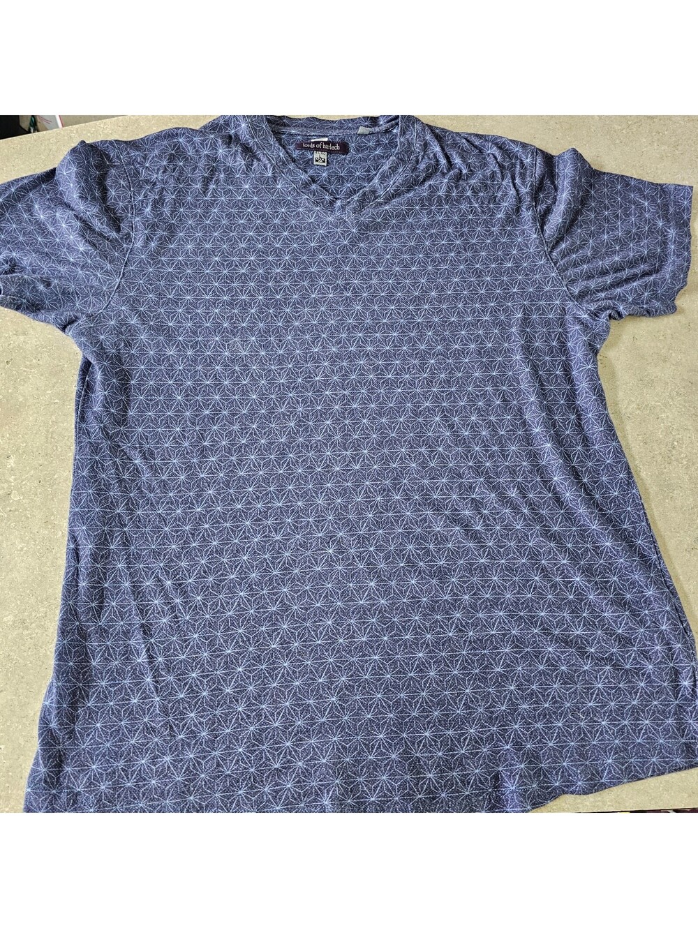 Lords of Harlech Men's Blue Geometric Pattern V-Neck T-Shirt Size M